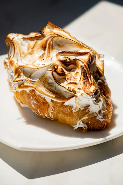 Croissant Lemon Curd Meringue — Stock Photo, Image