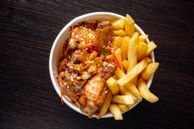 Patates ve et, sağlıksız öğle yemeği.