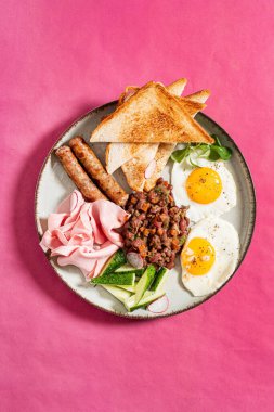 Pembe arka planda geleneksel kahvaltı