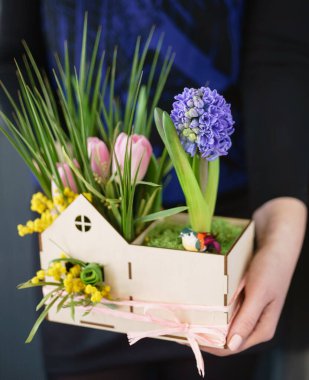 Ellerinde güzel bir buket