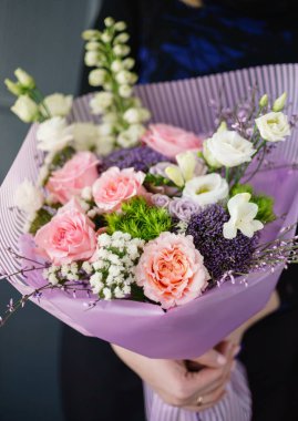Ellerinde güzel bir buket