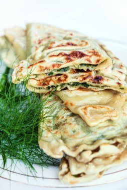 Sağlıklı vejetaryen yemekleri, sebzeli ve otlu ev yapımı sağlıklı öğle yemekleri: pırasa, soğan ve hamur tatlısı.. 