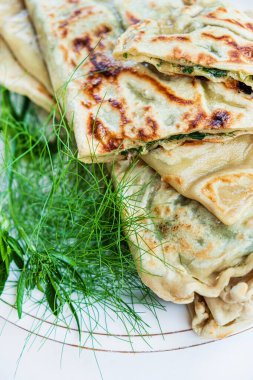 Sağlıklı vejetaryen yemekleri, sebzeli ve otlu ev yapımı sağlıklı öğle yemekleri: pırasa, soğan ve hamur tatlısı.. 