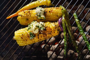 Kızarmış mısır, tereyağı ve kuşkonmaz.