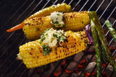 Kızarmış mısır, tereyağı ve kuşkonmaz.