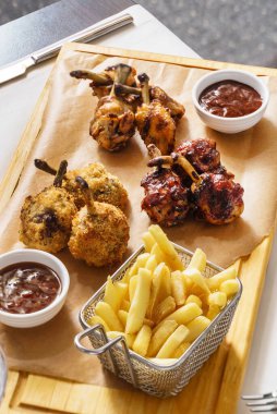 Kızarmış tavukla patates kızartması.