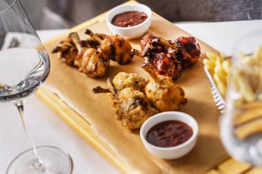 Kızarmış tavukla patates kızartması.