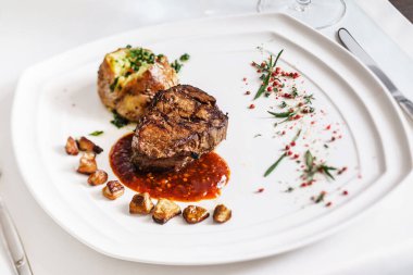 Patates ve otlu biftek.