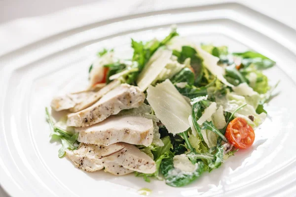 Cäsar Salat Auf Dem Weißen Teller — Stockfoto