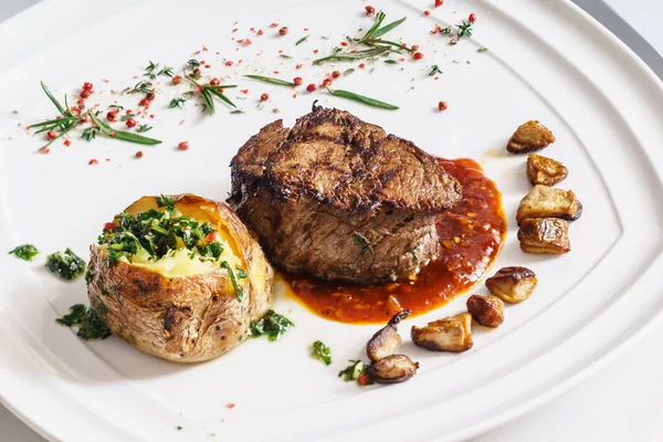 Hovězí Steak Bramborami Bylinkami — Stock fotografie