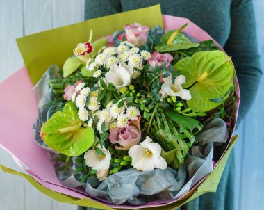 Ellerinde güzel bir buket