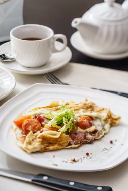 Sebze ve jambonlu omlet.