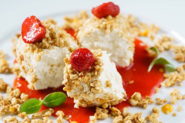 süzme peynir tatlı çilek ile