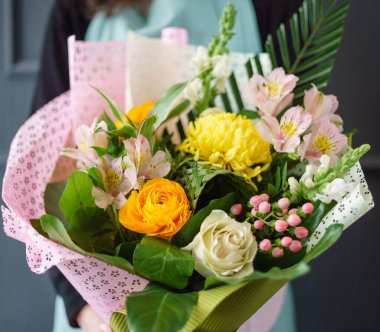 Ellerinde güzel bir buket