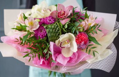 Ellerinde güzel bir buket