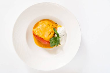 Doldurulmuş biber ve sos, üst manzara.