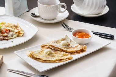 Tereyağlı ve havyarlı tatlı gözleme.