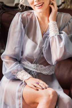 Beyaz gecelikli güzel gelin düğüne hazırlanıyor.