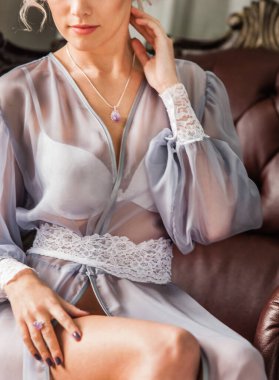 Beyaz gecelikli güzel gelin düğüne hazırlanıyor.