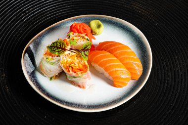 Beyaz tabakta somon Nigiri Suşi