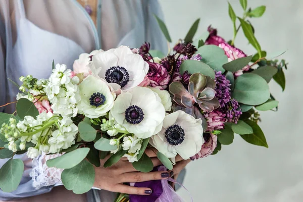 Свадебный Букет Красивыми Анемоновыми Цветами — стоковое фото