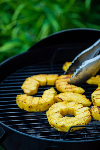 Grillad Ananas Och Broccoli — Stockfoto