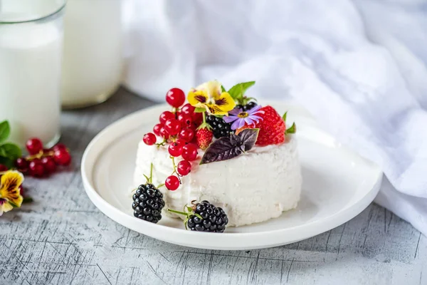 Ricotta Fresca Con Bayas Flores —  Fotos de Stock