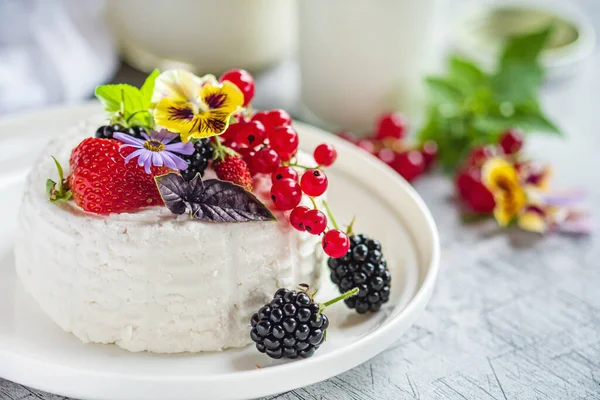 Ricotta Fresca Con Bayas Flores —  Fotos de Stock