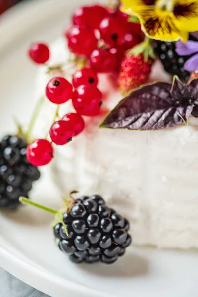 Ricotta Proaspătă Fructe Pădure Flori — Fotografie, imagine de stoc