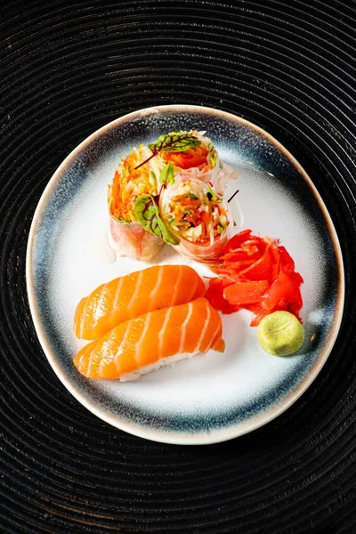 Łosoś Nigiri Sushi Białym Talerzu — Zdjęcie stockowe