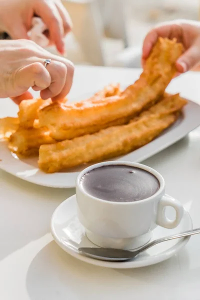 Churros Con Chocolate Типичная Испанская Сладкая Закуска — стоковое фото