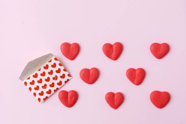 şeker kalpler pembe bir arka plan üzerinde