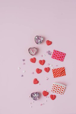şeker kalpler pembe bir arka plan üzerinde