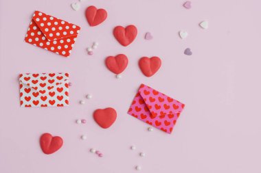 şeker kalpler pembe bir arka plan üzerinde