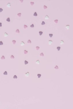 şeker kalpler pembe bir arka plan üzerinde