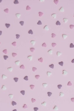 şeker kalpler pembe bir arka plan üzerinde