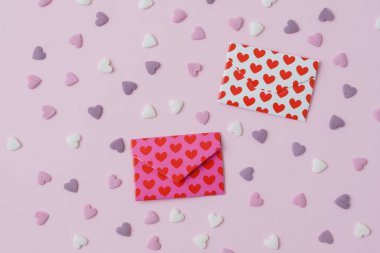 Şeker kalpler ve kalp zarfı