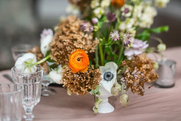 素敵な花とイースターテーブル — ストック写真