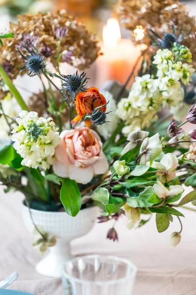 Güzel çiçekli Paskalya masası.