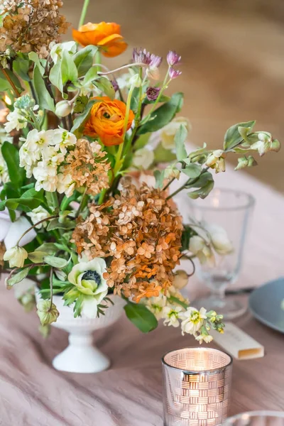 Mesa Pascua Con Flores Bonitas — Foto de Stock