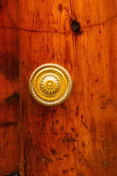 Старая Дверь Замком Ручкой — стоковое фото