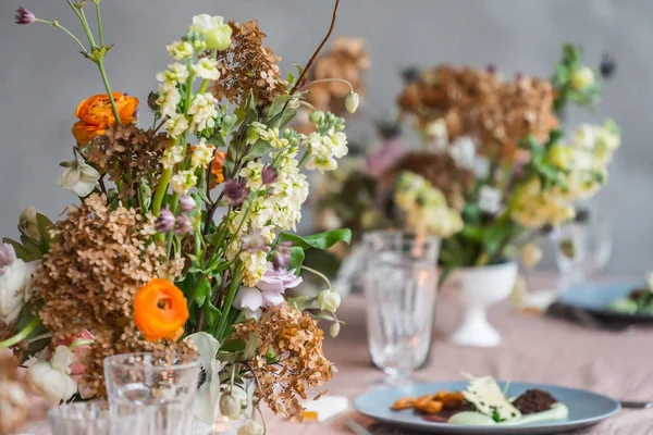有漂亮花朵的复活节餐桌 — 图库照片
