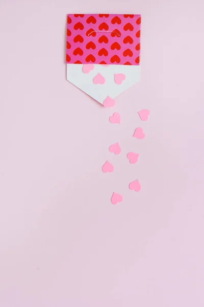 Busta Con Cuori Sfondo Rosa — Foto Stock