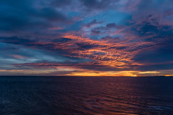 Hermoso Atardecer Sobre Mar Azul — Foto de Stock