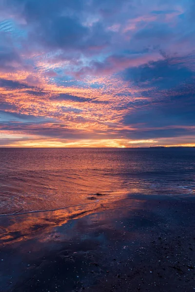 mavi deniz üzerinde güzel gün batımı