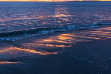 mavi deniz üzerinde güzel gün batımı