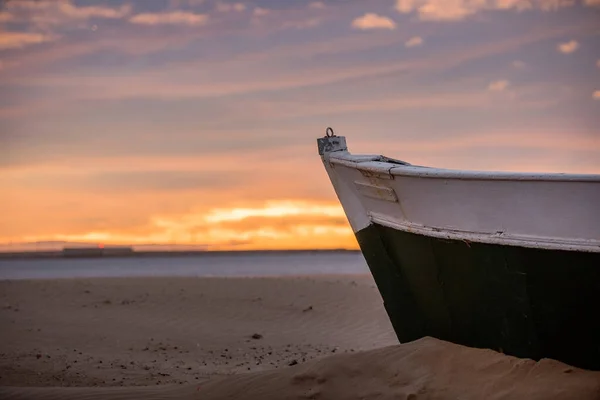 Старая Лодка Пляже — стоковое фото