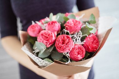 Ellerinde güzel bir buket