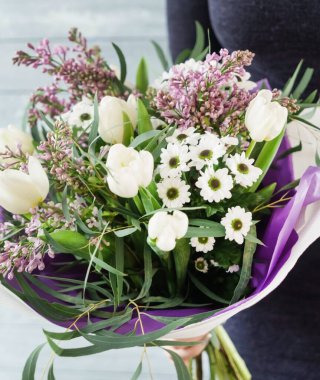 Ellerinde güzel bir buket