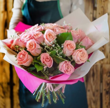 Ellerinde güzel bir buket